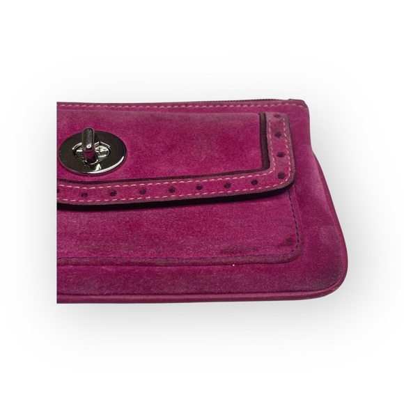 Vintage 90’s: Coach ❃ Suede Turnlock Wristlet Bag ❃ Magenta + Silver Hardware ❃ - Picture 4 of 16